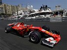Kimi Räikkönen z Ferrari si jede pro výhru v kvalifikaci na Velkou cenu F1...