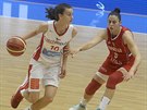 eská basketbalistka Veronika Voráková (vlevo) útoí kolem Sai adové ze...
