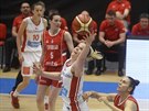 eská basketbalistka Alena Hanuová (v bílém) stahuje na doskoku mí v duelu se...