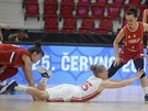 eská basketbalistka Eva Kopecká (v bílém) padá na palubovku bhem utkání se...