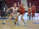 eská basketbalistka Eva Kopecká (vlevo) v souboji s Adrianou Kneviovou ze...