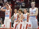 eské basketbalistky bhem utkání se Srbskem. Zleva stojí Ilona Burgrová,...