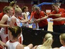 eské basketbalistky a jejich trenéi bhem oddechového asu. Zleva stojí Eva...