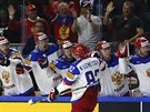 Ruský útoník Jevgenij Kuzncov slaví se spoluhrái gól proti Kanad.