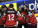 Kanadtí hokejisté slaví gól v semifinále mistrovství svta proti Rusku.
