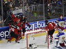 Kanadští hokejisté slaví gól proti Rusku v semifinále mistrovství světa.