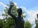 Bronzová socha Coppiho shlíela na start 14. etapy Gira. Poprvé v historii...