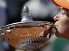 Jelena Svitolinová líbá trofej pro vítzku turnaje v ím.