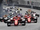 Kimi Räikkönen (vpedu) na trati Velké ceny Monaka