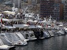 Diváci sledují na jachtách Velkou cenu Monaka formule 1.