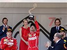 Sebastian Vettel si pohazuje s trofejí pro vítze Velké ceny Monaka.