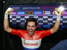 TO JSOU EMOCE. Tom Dumoulin ve chvíli, kdy zjistil, e skuten vyhrál Giro.