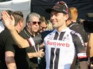 JE TO MOJE! Tom Dumoulin se práv dozvdl, e vyhrál Giro.