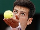 Novak Djokovi se chystá na podání v 1. kole Roland Garros.