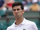 Novak Djokovi a nespokojený výraz v 1. kole Roland Garros