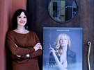 Natálie Kocábová s plakátem k inscenaci její hry Poheb a zítra