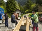 Oprava mostku pes Rudn potok v Obm dole v Krkonoch (25. kvtna 2017)