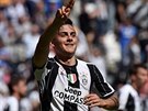 Útoník Juventusu Paulo Dybala se raduje z gólu do sít Crotone v pedposledním...