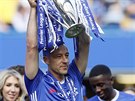 SBOHEM, JT. Kapitán Chelsea John Terry s trofejí pro vítze anglické ligy.