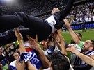 HOP! Hrái Realu Madrid pi oslavách vyhazovali do vzduchu trenéra Zinedina...