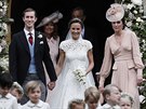 Novomanelé James Matthews a Pippa Middletonová a sestra nevsty vévodkyn Kate...
