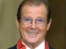 Roger Moore získal od britské královny Al�b�ty II. �lechtický titul (Londýn, 9....