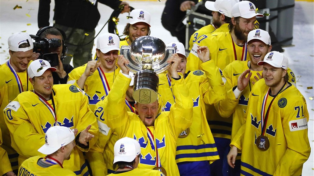 Švédští hráči oslavují zisk titulu mistrů světa po výhře nad Kanadou.