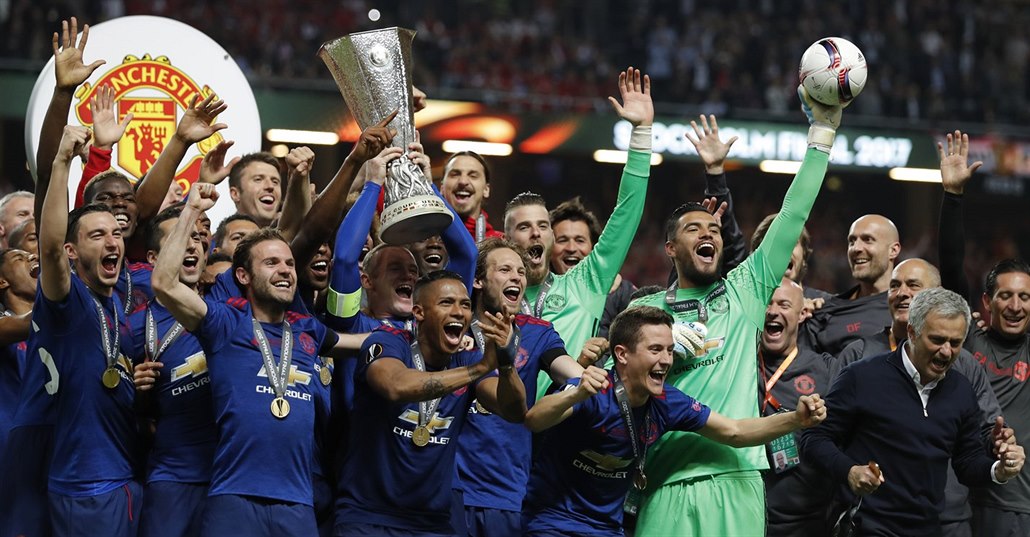 Fotbalisté Manchesteru United se radují z vít�zství v Evropské lize, vpravo...