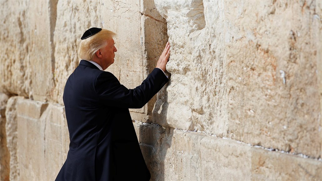 Americký prezident Donald Trump u Zdi ná�k� v Jeruzalém� (22. kv�tna 2017).