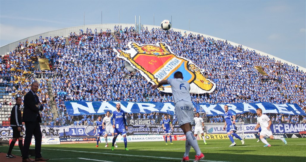 TO JE KOTEL. Ostrav�tí fanou�ci na stadionu v Olomouci