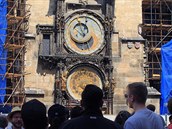 Turisté u rekonstruovaného orloje na Staroměstském náměstí v Praze (23. května...