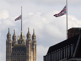 Na Westminsteru po toku v Manchesteru sthli vlajky na pl erdi (23. kvtna...