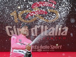 DEMONSTRACE SLY! Tom Dumoulin slav po vtzstv po 14. etap Giro d'Italia.