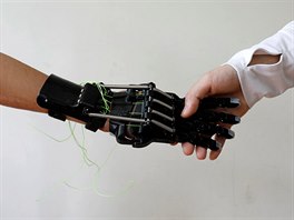 Bionická ruka vynálezce z Tchaj-wanu.