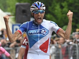 Thibaut Pinot se při průjezdu cílem raduje z vítězství v 20. etapě Gira.