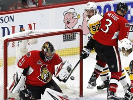 Brank Ottawy Craig Anderson el pokusu Sidneyho Crosbyho z Pittsburghu.