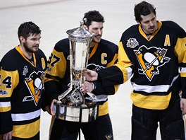 Chris Kunitz, Sidney Crosby a Jevgenij Malkin (zleva) z Pittsburghu s trofej...