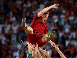 Francesco Totti se po svm poslednm zpase ocitl nad hlavami spoluhr.