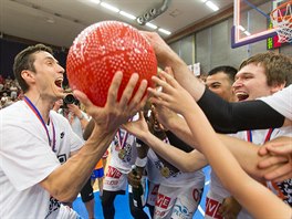 Nymbursk kapitn Ji Welsch (vlevo) zved trofej pro vtze esk NBL.