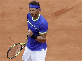 Rafael Nadal a gesto uspokojen v 1. kole Roland Garros
