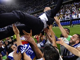 HOP! Hri Realu Madrid pi oslavch vyhazovali do vzduchu trenra Zinedina...