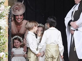 Vévodkyně Kate a její dcera princezna Charlotte na svatbě Pippy Middletonové...
