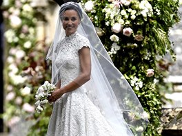 Pippa Middletonová zvolila svatební šaty od britského návrháře Gilese Deacona...