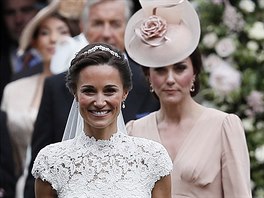 Nev�sta Pippa Middletonová a její sestra vévodkyn� Kate (Englefield, 20. kv�tna...