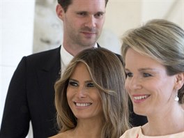 První dáma USA Melania Trumpová, belgická královna Mathilde a v pozadí manel...