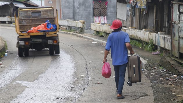 Filipnci prchaj z msta Marawi na Mindanau. (25.5. 2017)