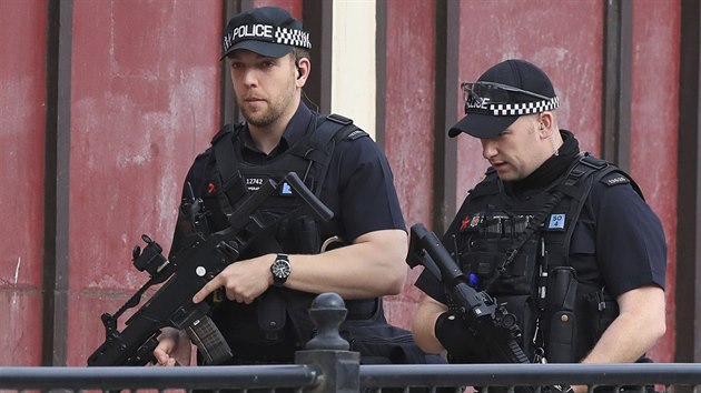 Policisté v ulicích Manchesteru den po teroristickém útoku v místní koncertní aréně (23. května 2017)