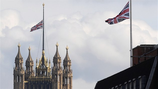 Na Westminsteru po toku v Manchesteru sthli vlajky na pl erdi (23. kvtna...