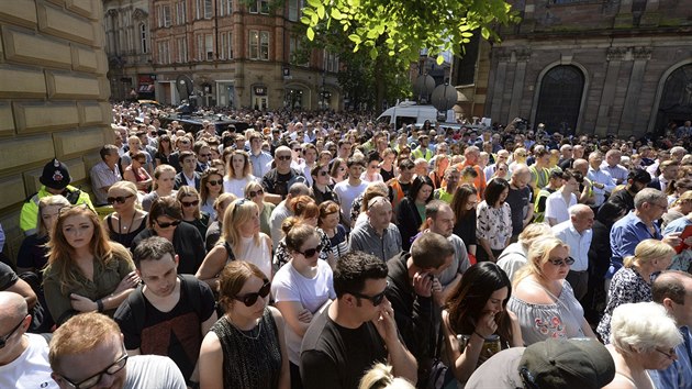 Britnie minutou ticha uctila pamtku 22 obt teroristickho toku v Manchesteru. (25. kvtna 2017)