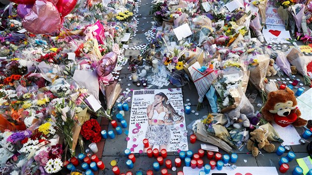 Británie truchlí za oběti teroristického útoku v Manchesteru (26. května 2017)